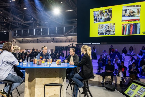  Femke Vesters, Alice Sainsbury, Willem Swager und Paul Kerssens auf der Main Stage der ISPO Munich 2024